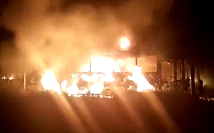 Três ônibus escolares são incendiados por criminosos no Amazonas