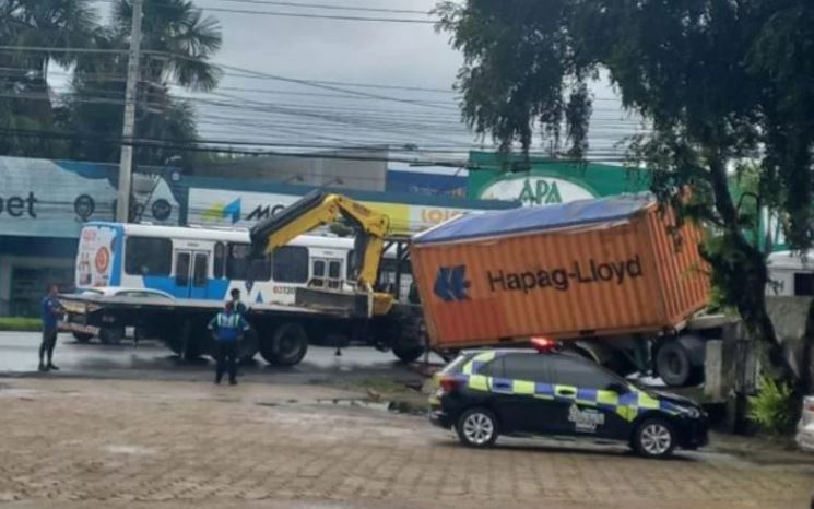 Rodas de carreta afundam após asfalto ceder em Manaus