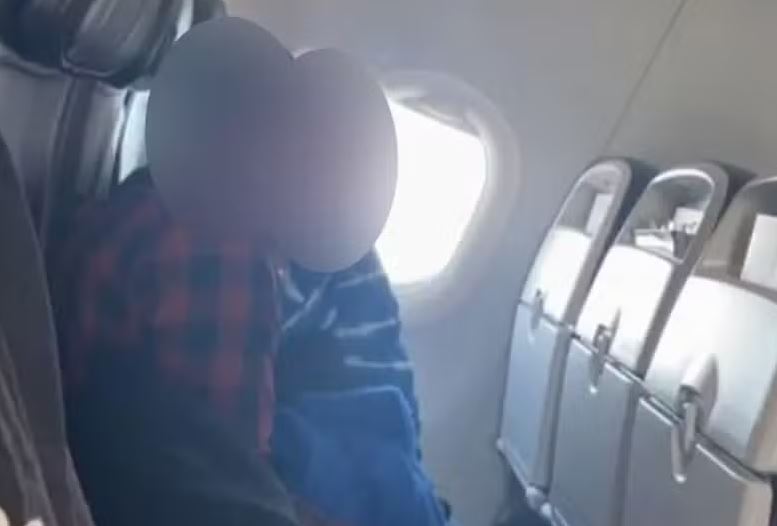 Casal é flagrado fazendo sexo em avião e deixa passageiros constrangidos