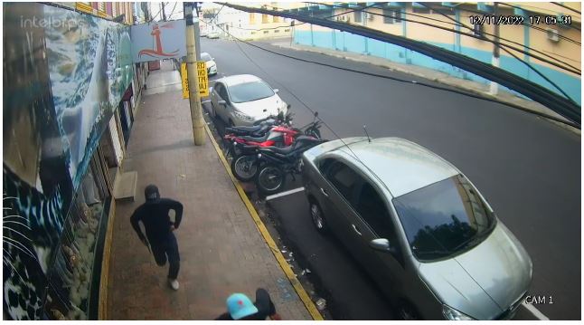 Vídeo mostra criminosos invadindo barbearia e tentando matar trabalhador em Manaus