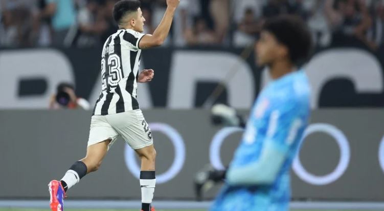 Botafogo vence, se distancia na liderança e esfria ânimo do Corinthians