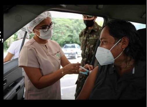 Meses após ser infectado com covid, ator Kid Mahall recebe vacina em Manaus