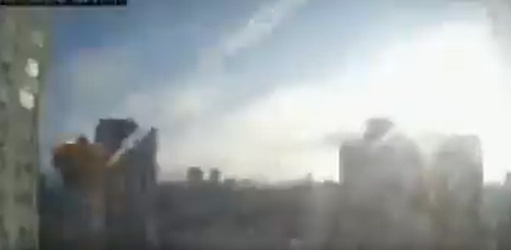 Guerra: Vídeo mostra prédio residencial sendo atingido por míssel em Kiev
