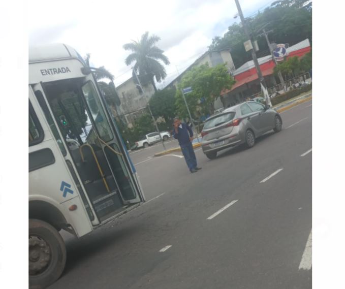 Homem passa mal ao volante e provoca acidente em rotatória em Manaus