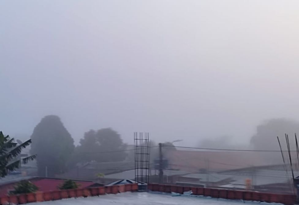 Após dia de chuva intensa, neblina toma conta de bairros em Manaus