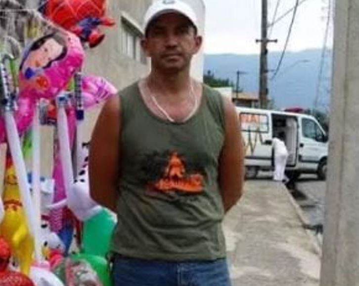 Vendedor de balões morre ao levar soco de concorrente