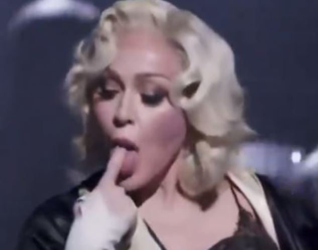 Fã processa Madonna por se sentir 'forçado' a assistir cenas sensuais em show