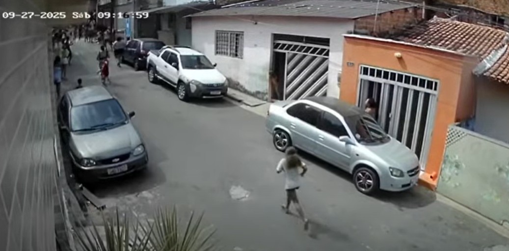 Caminhão desgovernado atropela e mata duas crianças em fila de Cosme e Damião