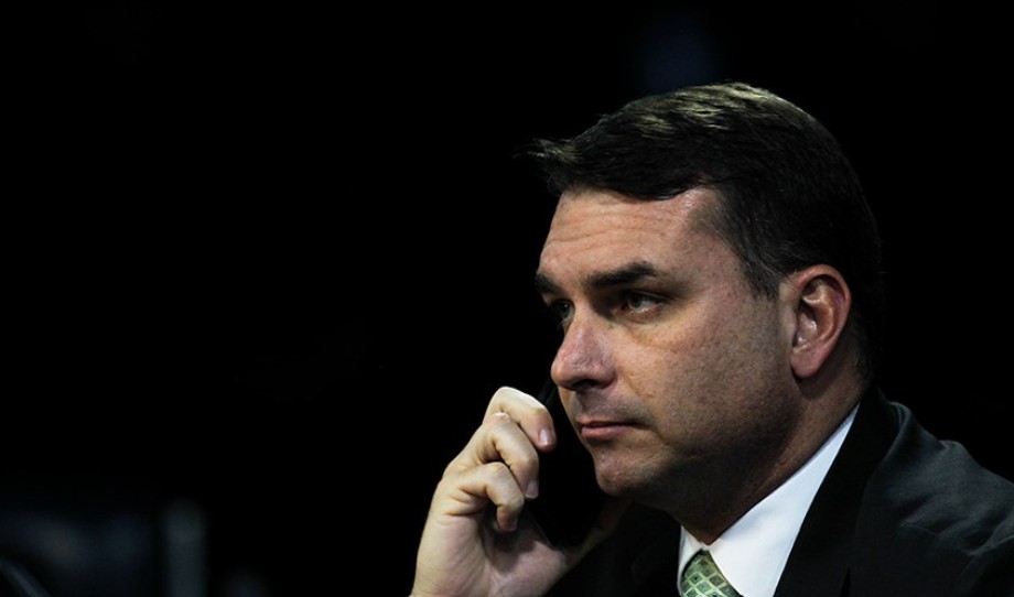 PCdoB tenta impedir concessão de título de cidadão amazonense a Flávio Bolsonaro