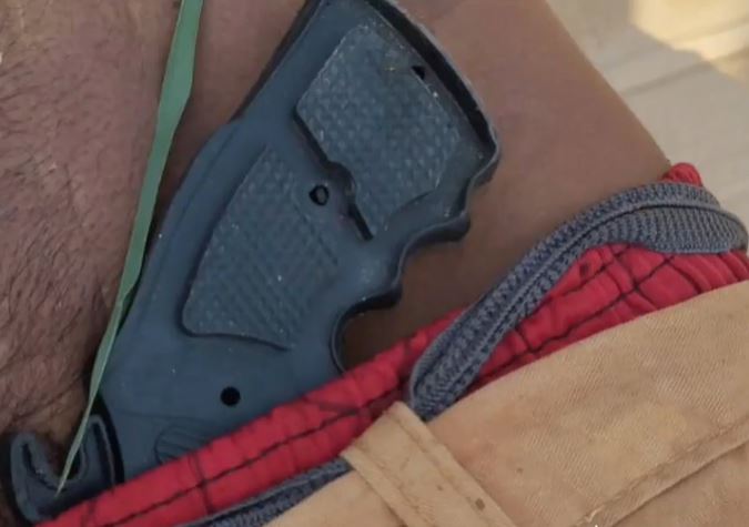 Homem é encontrado morto com cabeça deformada e arma na cintura no Amazonas