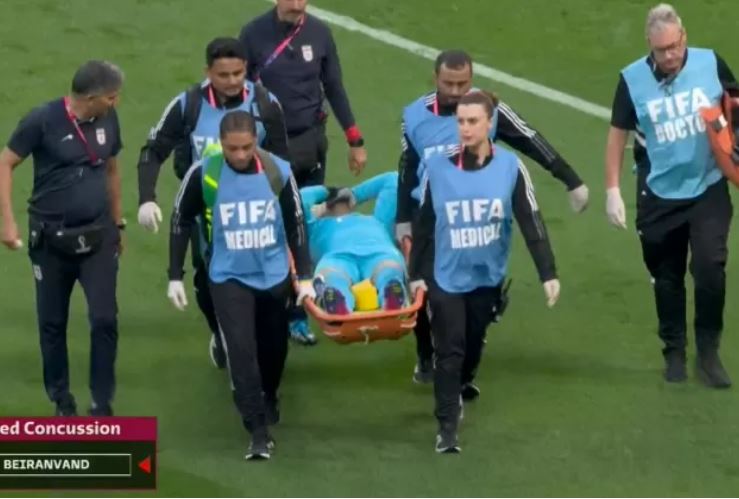 Goleiro do Irã deixa jogo em maca após sofrer lesão grave na cabeça