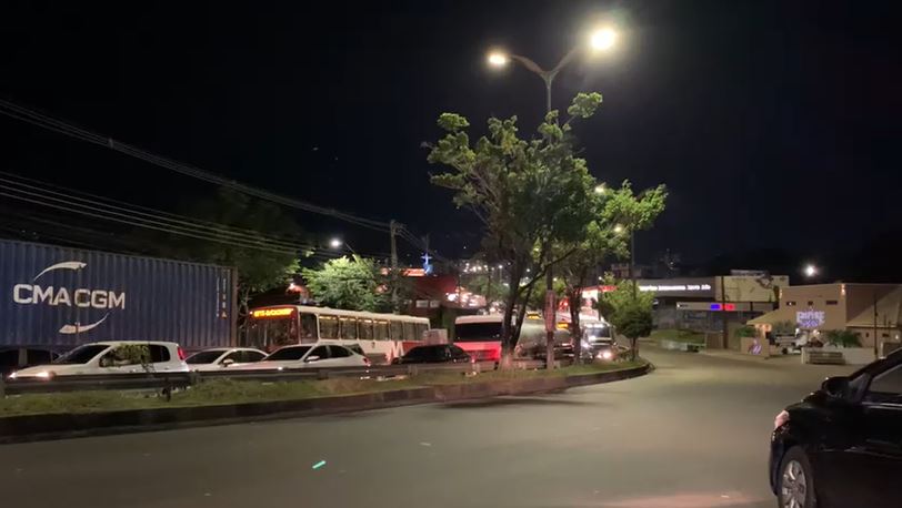 Acidente com carro do Imediato que fez poste cair em motociclista deixa trânsito caótico em Manaus