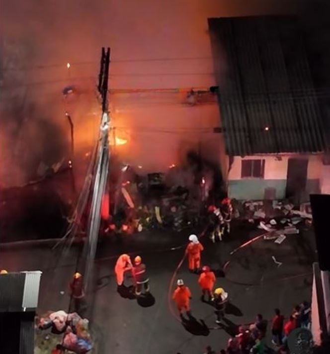 Casa vira cinzas ao ser 'engolida' durante incêndio no Alvorada