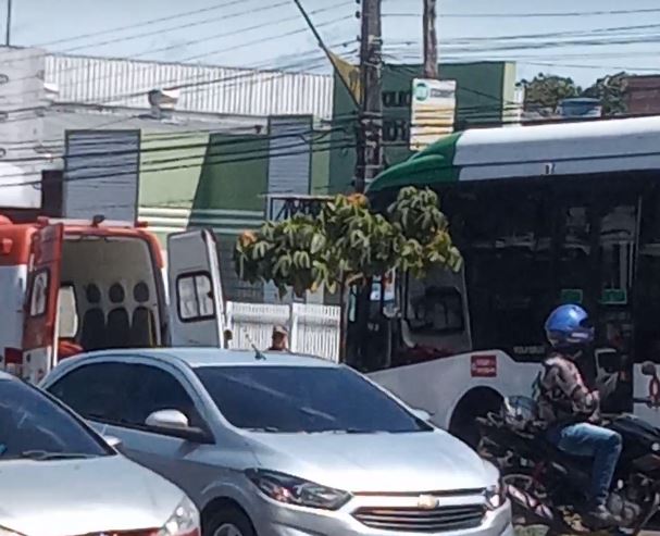 Motorista é esfaqueado durante assalto a ônibus em Manaus
