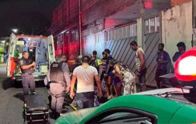 Homem é atacado a pauladas e terçadadas enquanto capinava na frente de casa em Manaus
