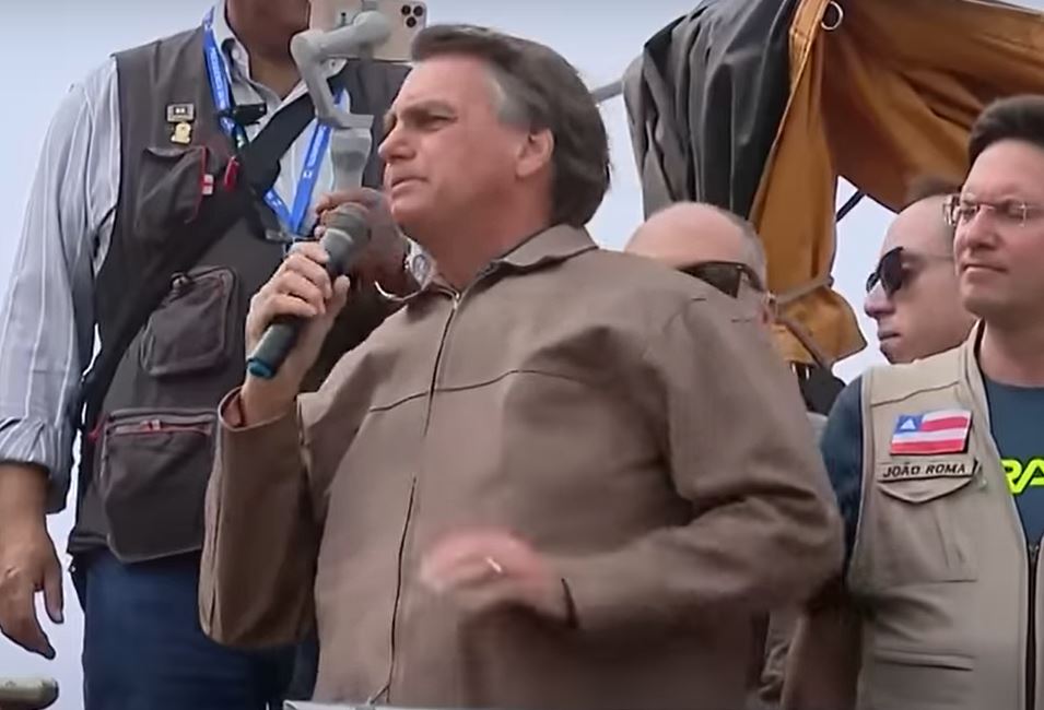 Bolsonaro promete que 'Brasil terá um dos combustíveis mais baratos do mundo'