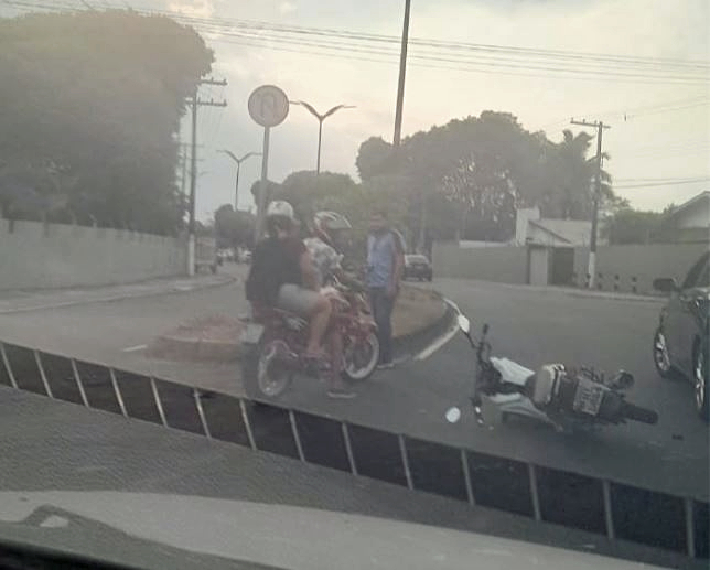 Acidente com ferido deixa trânsito caótico em avenida de Manaus