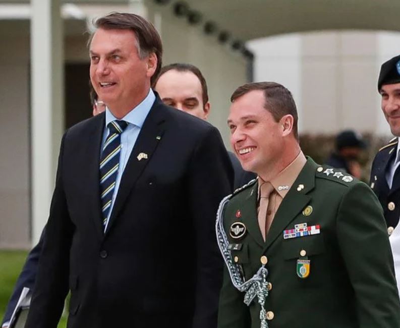 PF faz buscas na casa de Bolsonaro e prende auxiliar do ex-presidente 