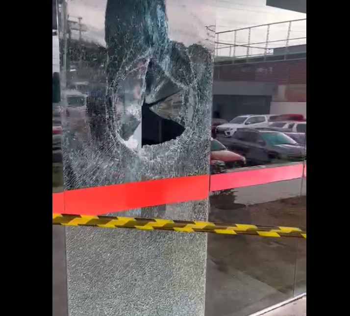 Mulher surta e ataca Delegacia de Homicídios a pedrada em Manaus