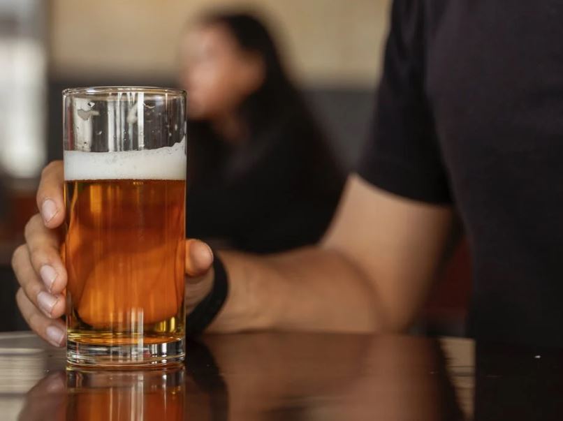 Homem é assassinado dentro de bar ao flertar com mulher acompanhada em Manaus