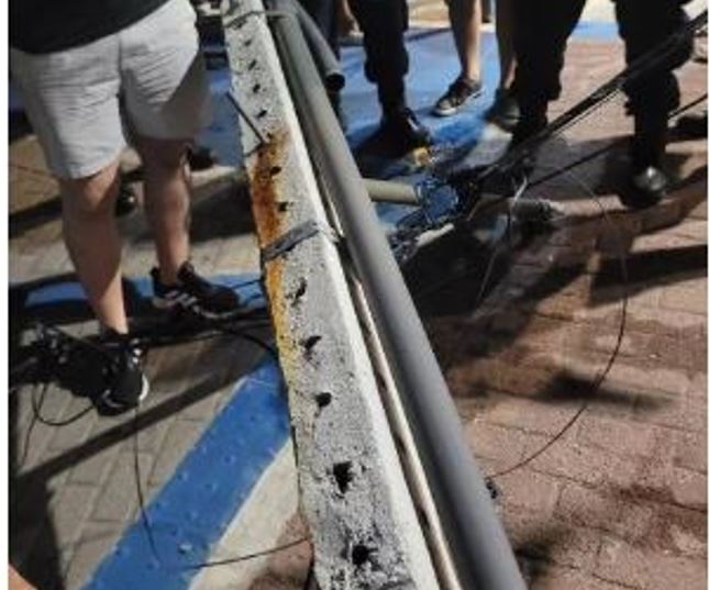 Trio elétrico derruba poste e deixa foliões feridos