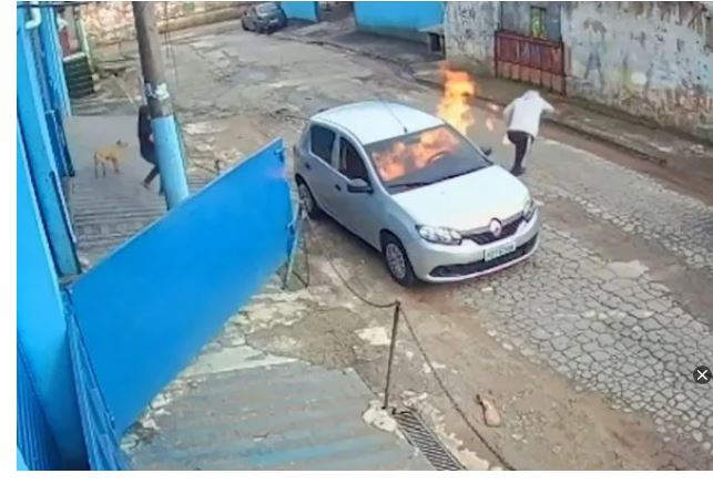 Homem foge após atear fogo e matar marido de funcionária