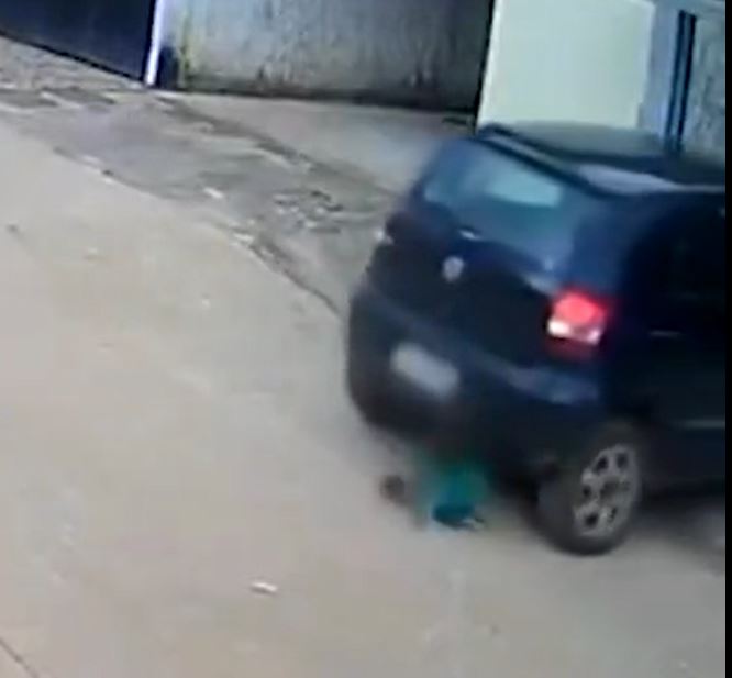 Vídeo: Pai atropela e por pouco não esmaga cabeça de bebê ao sair de garagem
