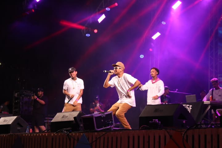 Kurt Sutil sobe no palco principal e anima primeira noite do Passo a Paço em Manaus
