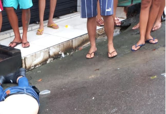 Homem é assassinado com tiros na cabeça na frente de moradores em Manaus