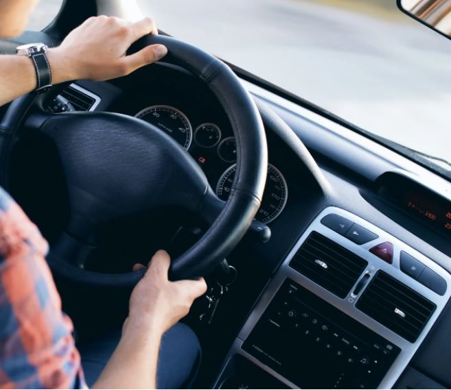 Motorista de app tem carro roubado ao desembarcar passageiros em Manaus