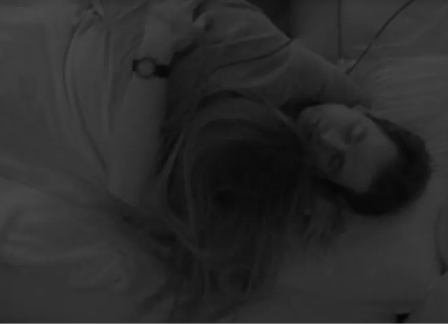 Aos beijos com Laís, boca de Gustavo sangra e sister reage: 'que delícia'