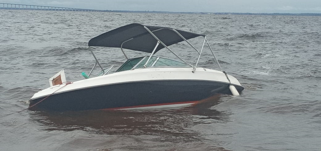 Lancha 'fantasma' é encontrada à deriva na Ponta Negra