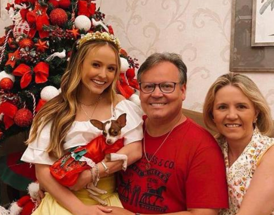Pais de Larissa Manoela alugam mansão por bolada após se frustrarem com venda