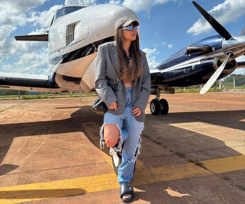 Avião com Lauana Prado faz pouso de emergência após porta abrir 