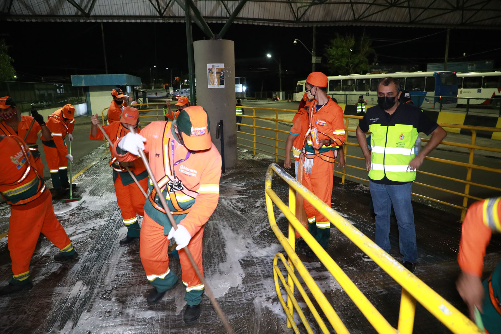 Ônibus e terminais de Manaus passam por higienização para combater a Covid-19