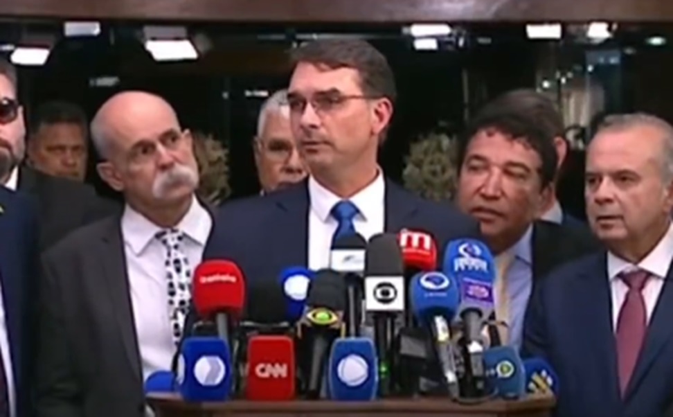 Flávio Bolsonaro ataca Moraes e pede suspensão do julgamento no STF
