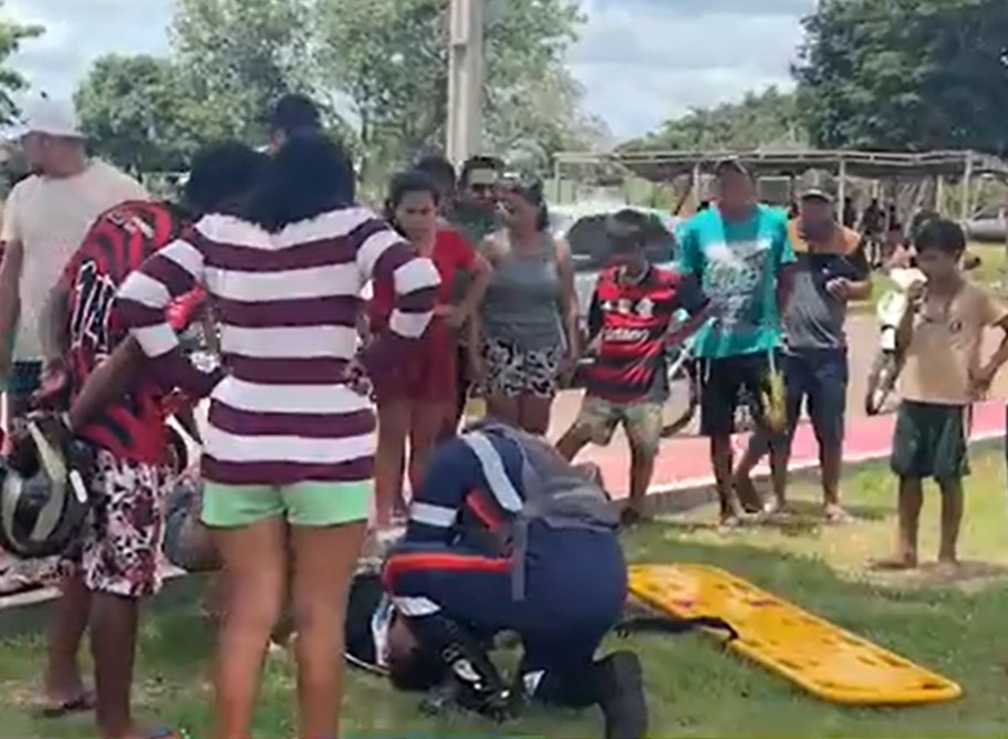 Jovem fica gravemente ferido em acidente de moto ao sair de futebol em Itacoatiara