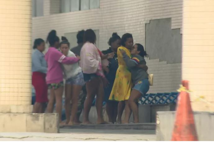 Criança tem pernas esmagadas ao ser prensada por carro alegórico na saída de desfile