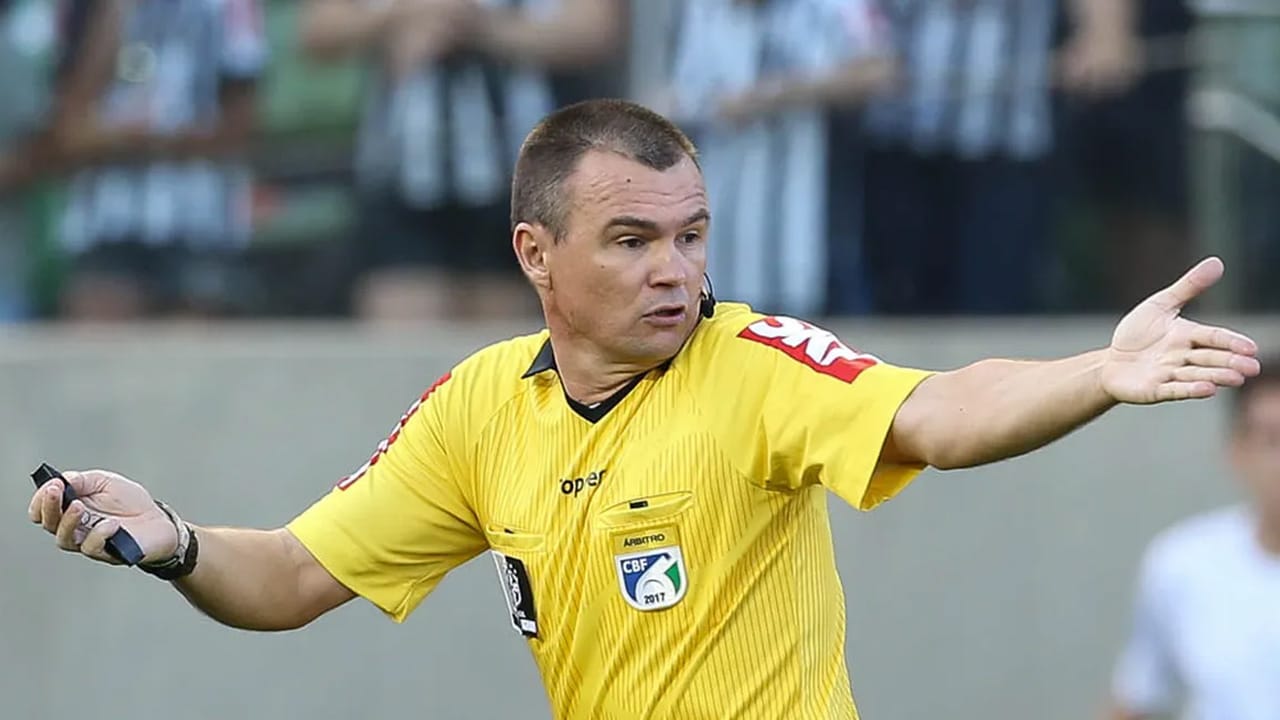Vuaden erra na súmula e registra expulsão de Pec em vez de Rossi em Cruzeiro x Vasco
