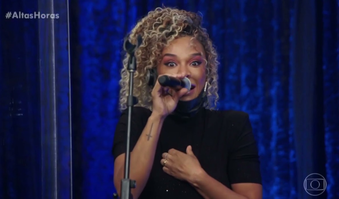 Cantora do 'Altas Horas' quase morre engasgada com comprimido e relata como se salvou sozinha