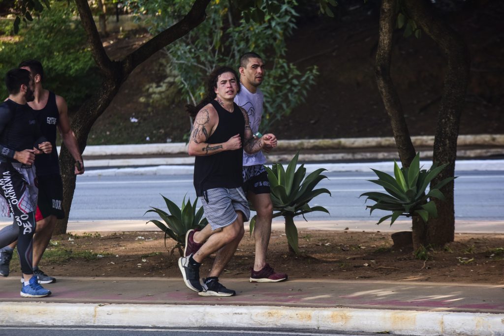 Whindersson Nunes é clicado em São Paulo após desaparecer em luto pelo filho