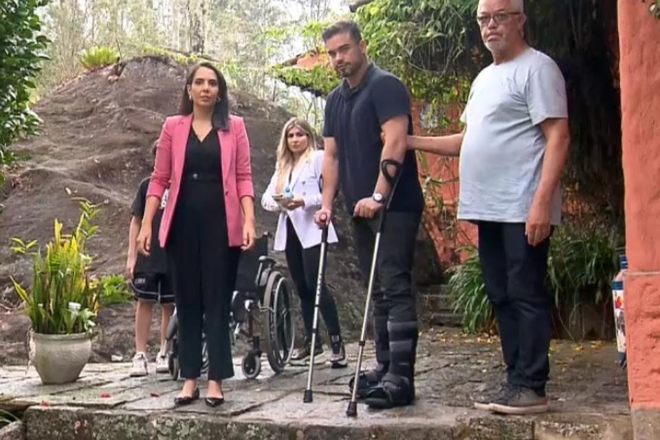 Sidney Sampaio aparece usando muletas e concede entrevista após queda de andar de hotel