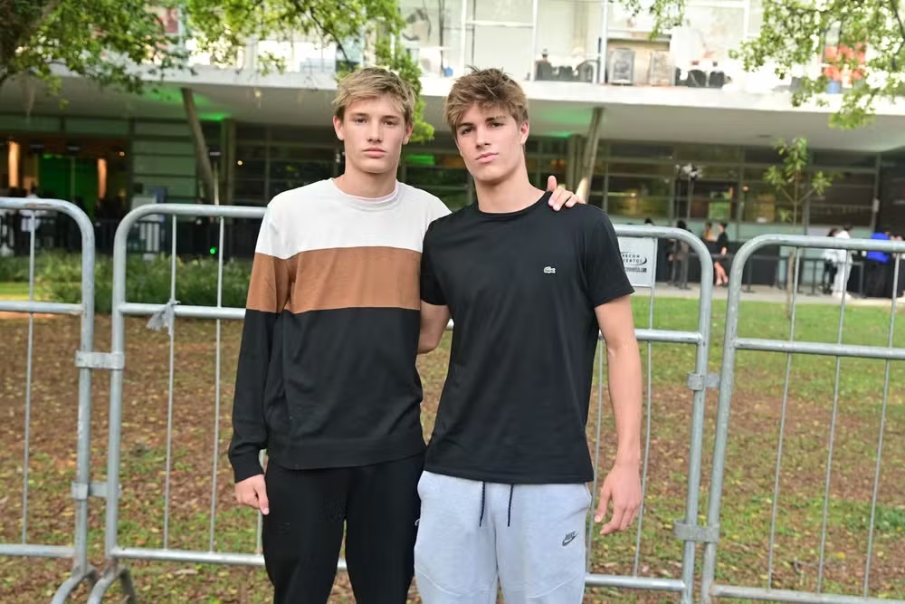 Gêmeos de Fernanda Lima e Rodrigo Hilbert estreiam no São Paulo Fashion Week