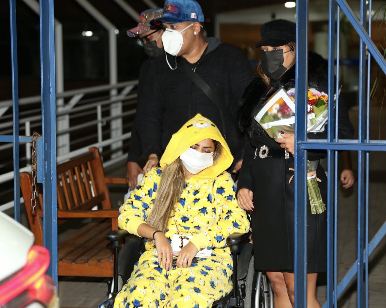 Lexa recebe alta e deixa hospital em cadeira de rodas após cirurgia de emergência