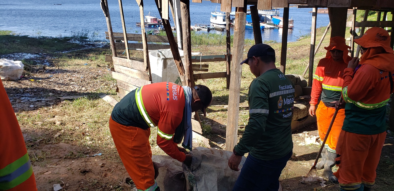 Mais de 5 toneladas de lixo são retiradas de comunidade em Manaus