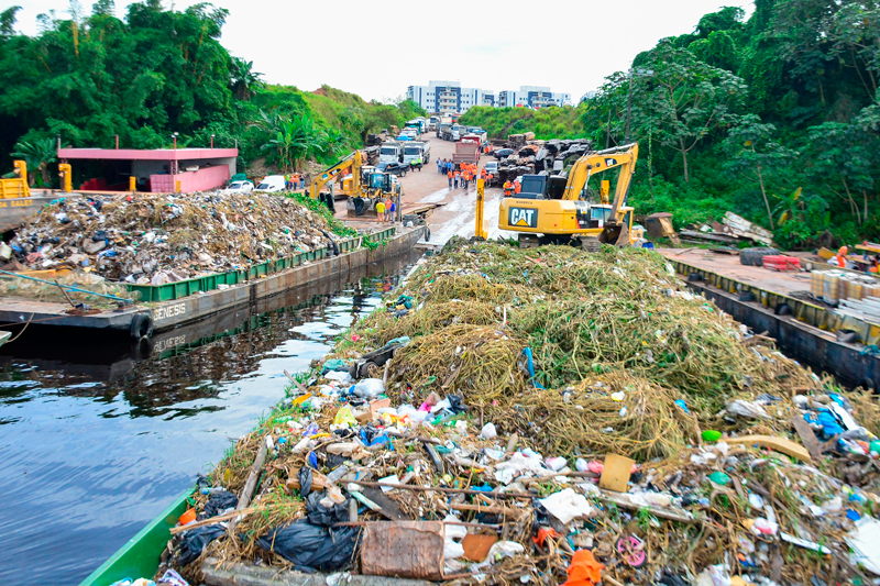 600 toneladas de lixo são retiradas de rio e igarapés em Manaus