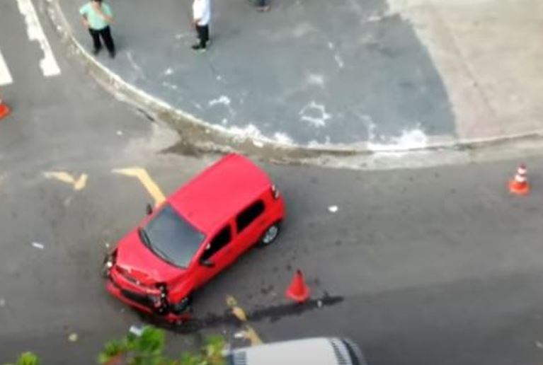 Acidente trava trânsito na Avenida Brasil em Manaus