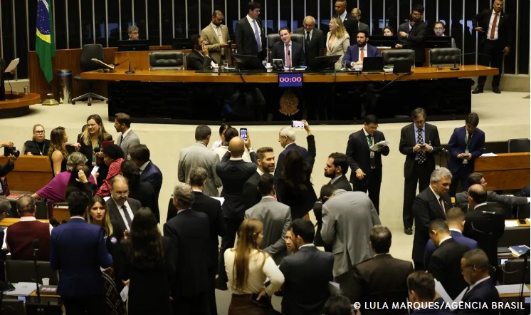 Câmara acelera processo de cassação contra Eduardo Bolsonaro por faltas excessivas