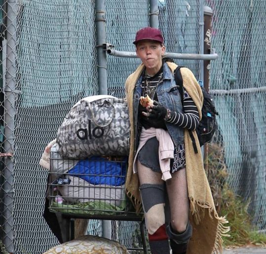 Ex-modelo, Loni Willison mora na rua e é clicada revirando lixo