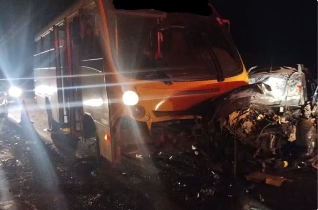 Mulheres morrem após carro colidir violentamente com vaca na pista